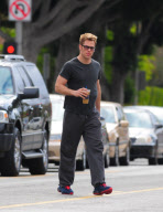 Chris Pine Grabs an Iced Coffee