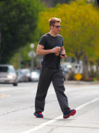 Chris Pine Grabs an Iced Coffee