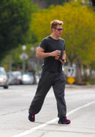 Chris Pine Grabs an Iced Coffee