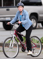 EXCLUSIVE... EXCLUSIVE:  Amanda Knox Rides Her Bicycle in Seattle