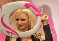 Daniela Katzenberger präsentiert ihre Klobrille auf der Konsumgütermesse Ambiente  in Frankfurt