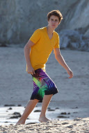 Justin Bieber hits the beach with the family and Selena Gomez