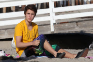 Justin Bieber hits the beach with the family and Selena Gomez