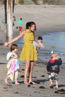 Justin Bieber hits the beach with the family and Selena Gomez
