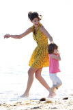 Justin Bieber hits the beach with the family and Selena Gomez