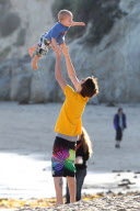 Justin Bieber hits the beach with the family and Selena Gomez