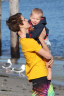 Justin Bieber hits the beach with the family and Selena Gomez