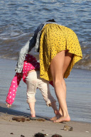Justin Bieber hits the beach with the family and Selena Gomez