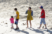 Justin Bieber hits the beach with the family and Selena Gomez - Part 2