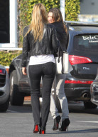 Alessandra Ambrosio Grabs A Bite With Bar Refaeli and Antonella Mosetti 