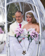 Hochzeit mit Gummipuppe