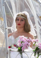 Hochzeit mit Gummipuppe