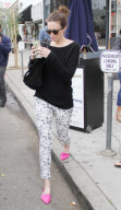  Mandy Moore Spotted at a Valet Stand