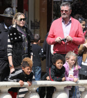  Heidi Klum and her parents bring her kids to The Grove Mall - Part 2