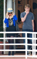 Christina Aguilera Shops And Grabs Dinner