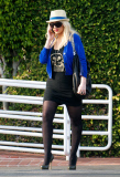 Christina Aguilera Shops And Grabs Dinner