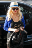 Christina Aguilera Shops And Grabs Dinner
