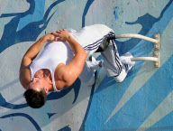 Mark Wahlberg Takes Sit-ups To The Extreme!