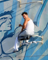 Mark Wahlberg Takes Sit-ups To The Extreme!