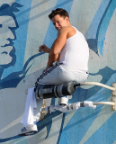 Mark Wahlberg Takes Sit-ups To The Extreme!