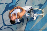 Mark Wahlberg Takes Sit-ups To The Extreme!