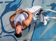 Mark Wahlberg Takes Sit-ups To The Extreme!