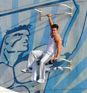 Mark Wahlberg Takes Sit-ups To The Extreme!