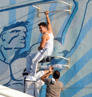 Mark Wahlberg Takes Sit-ups To The Extreme!