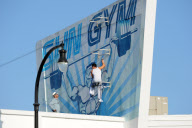 Mark Wahlberg Takes Sit-ups To The Extreme!