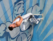 Mark Wahlberg Takes Sit-ups To The Extreme!