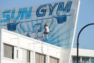 Mark Wahlberg Takes Sit-ups To The Extreme!