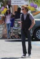 EXCLUSIVE  Paul Mccartney eats at Mels Drive In, wife trails behind him