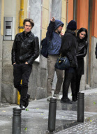 Exkl: Willem Dafoe posiert mit Fans bei einem Spaziergang durch Madrid