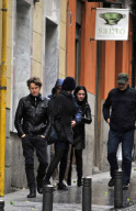 Exkl: Willem Dafoe posiert mit Fans bei einem Spaziergang durch Madrid