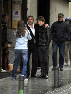 Exkl: Willem Dafoe posiert mit Fans bei einem Spaziergang durch Madrid
