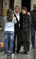 Exkl: Willem Dafoe posiert mit Fans bei einem Spaziergang durch Madrid