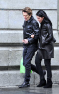 Exkl: Willem Dafoe posiert mit Fans bei einem Spaziergang durch Madrid