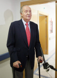 EL Rey sale del hospital rodeado de manifestantes que piden su dimision.
