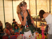 "Tödliches Armband": Britin (40) kämpft mit schweren Vergiftungserscheinungen