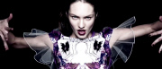 La modelo sudafricana Candice Swanepoel protagoniza la colecci¿n Primavera 2012 de la firma Prabal Gurung.