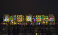 Der Buckingham Palace wird mit über 200.000 Kinderporträts illuminiert