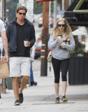 Amanda Seyfried & Josh Hartnett Grab Breakfast To Go