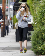 Amanda Seyfried & Josh Hartnett Grab Breakfast To Go