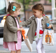 Sarah Jessica Parker`s Twins Carry Matching Totes to School