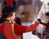 PEOPLE - Queen Elizabeth 90. Geburtstag - Ein Herz für Tiere