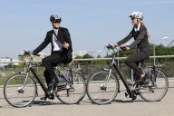 GeschŠftsleute auf ElektrorŠdern, Pedelecs, OlympiagelŠnde, MŸnchen, Bayern, Deutschland, Europa