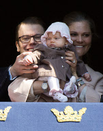 Erster öffentlicher Auftritt: Prinzessin Estelle grüsst mit ihren Eltern vom Balkon des Palastes in Stockholm an König Carls Gustafs 66. Geburtstag