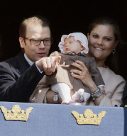 Erster öffentlicher Auftritt: Prinzessin Estelle grüsst mit ihren Eltern vom Balkon des Palastes in Stockholm an König Carls Gustafs 66. Geburtstag