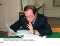 TULLE: Francois Hollande suit les resultats du 1er tour. Legislatives 2002.
