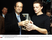 VALENCE: Francois Hollande visite le studio Folimage